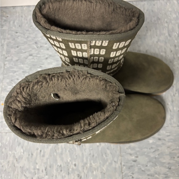 US Size 8 - UGG Women's Classic Suede Short ll UGG Graphic - Picture 2 of 5